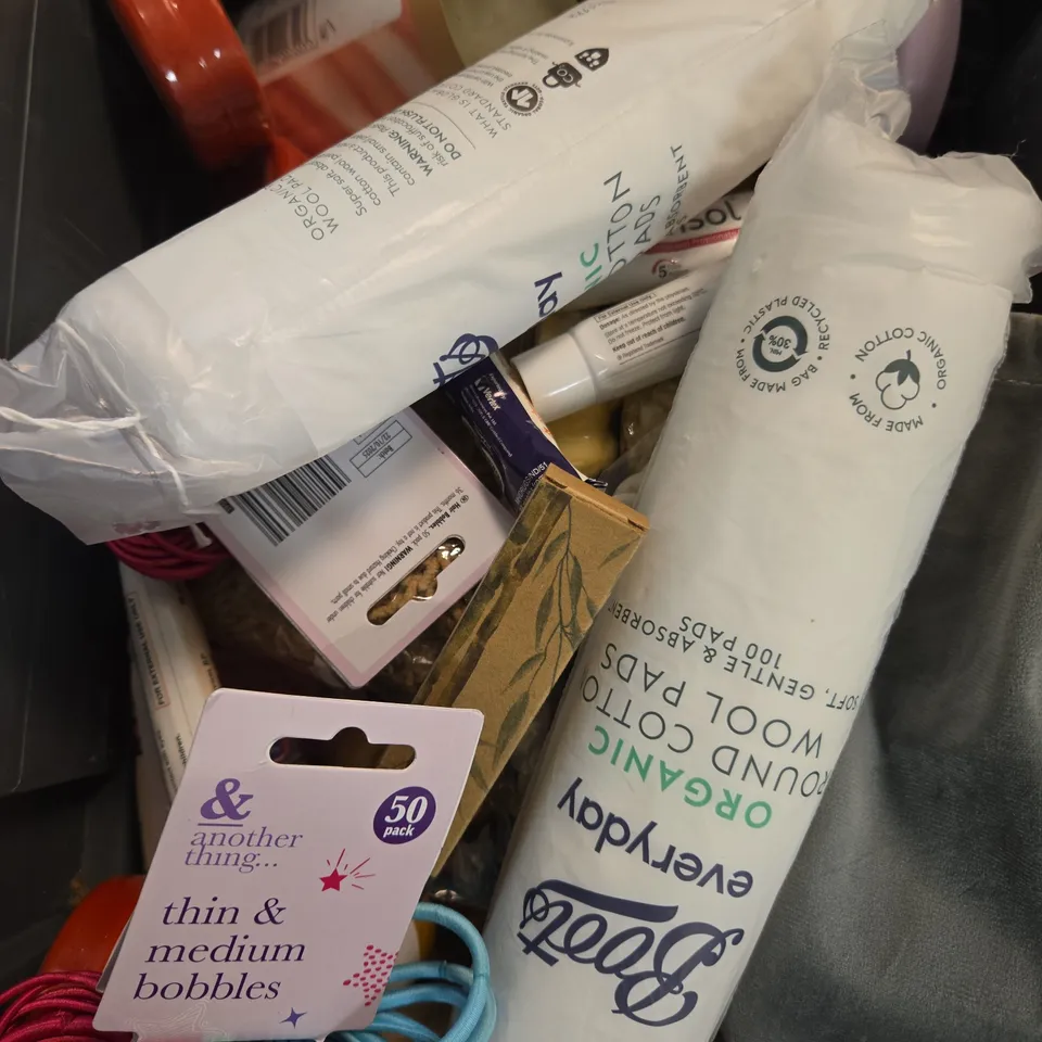 APPROXIMATELY 15 ASSORTED HEALTH & BEAUTY PRODUCTS TO INCLUDE TEPE EASYPICKS, COTTON PADS, GREENSOL CREAM ETC