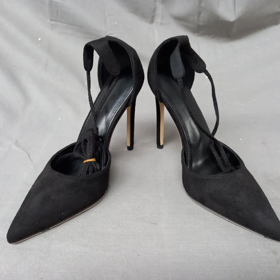 BOXED PAIR OF DESIGNER POINTED TOE HEELS IN BLACK EU SIZE 37