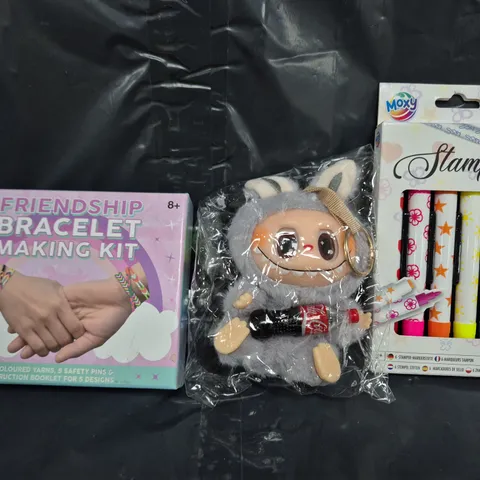 APPROXIMATELY 10 ASSORTED TOYS AND GAMES TO INCLUDE STAMPERS, BRACELET MAKING KIT, ETC