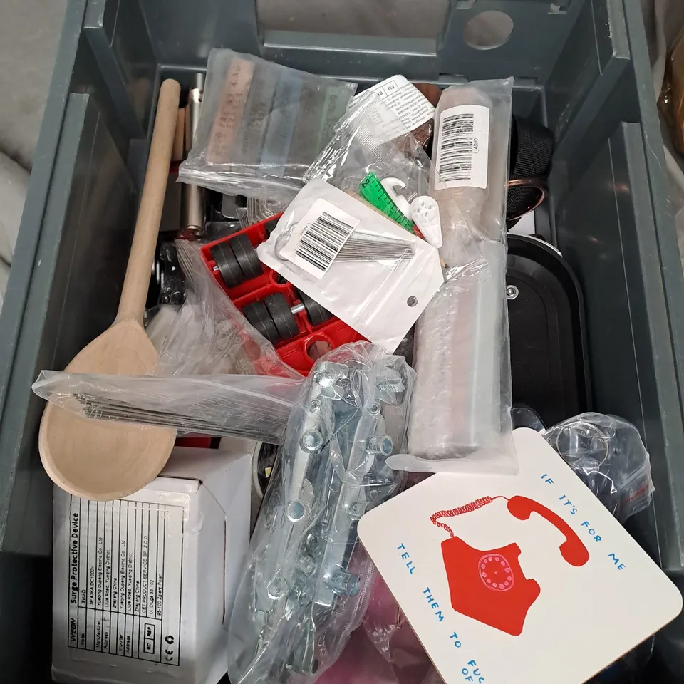 APPROXIMATELY 20 ASSORTED HOUSEHOLD PRODUCTS TO INCLUDE STRUT MOUNTS, FACEPLATES, LED LIGHT ETC 