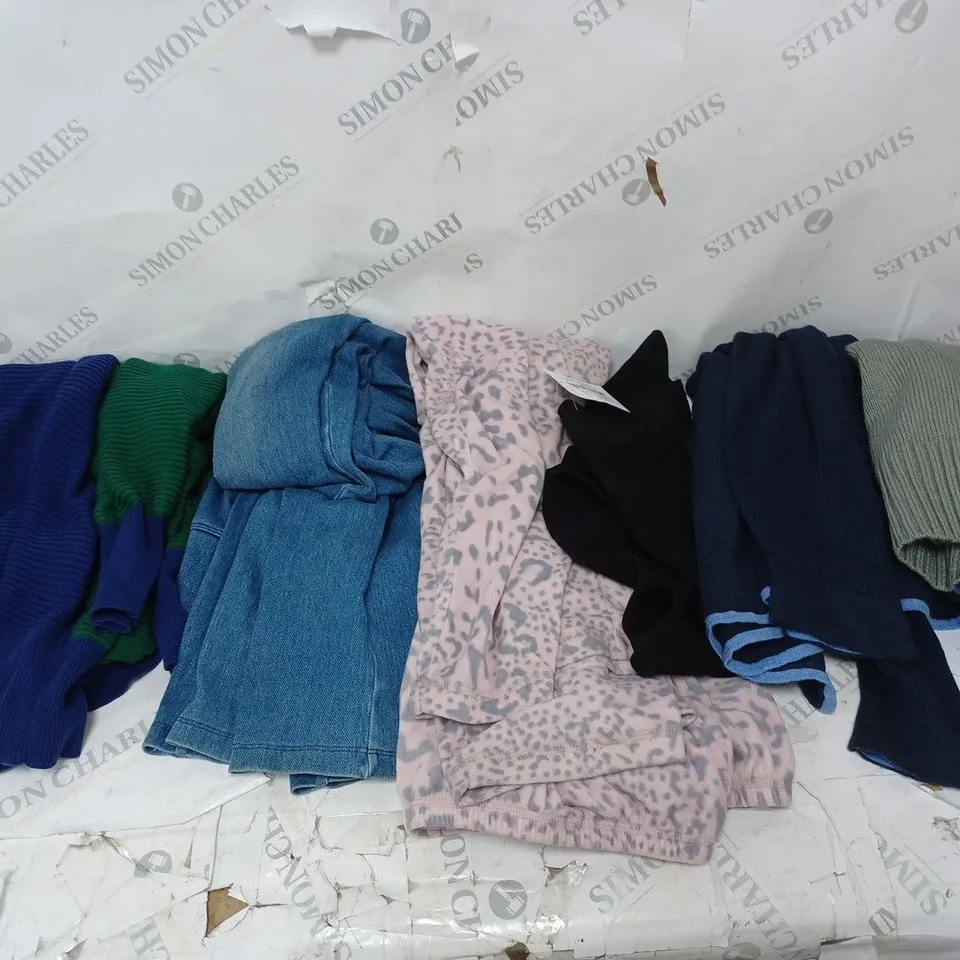 APPROXIMATELY 20 ASSORTED CLOTHING PIECES TO INCLUDE DRESSES, PANTS, AND SWEATSHIRTS OF VARIOUS SIZES AND STYLES ETC.