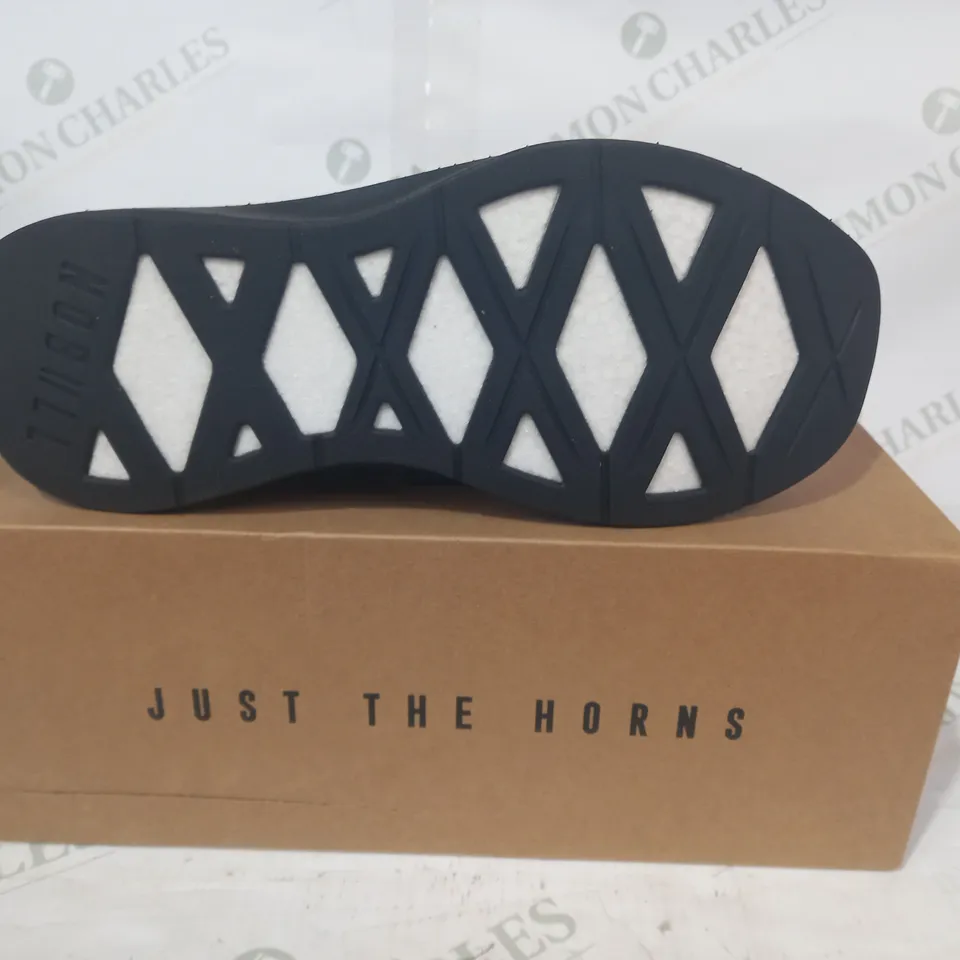 BOXED PAIR OF NOBULL RUNNER+ SHOES IN BLACK UK SIZE 6.5