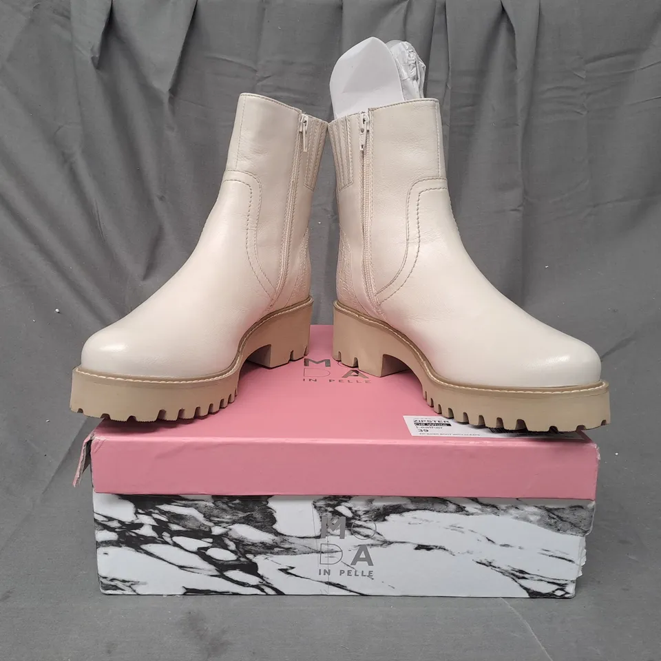 BOXED PAIR OF MODA IN PELLE ZIPSTER LEATHER BOOTS IN OFF WHITE SIZE 6