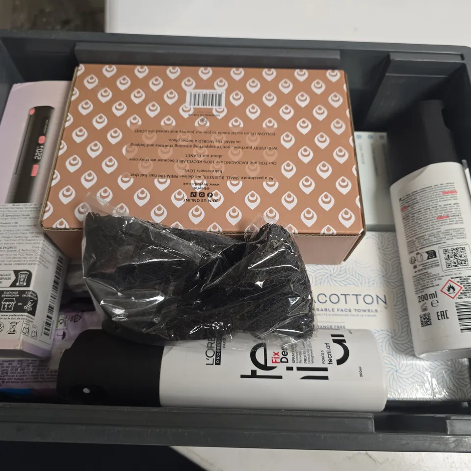 APPROXIMATELY 12 ASSORTED HEALTH & BEAUTY PRODUCTS TO INCLUDE DERMACOTTON ACE TOWELS, ALWAYS DISCREET PADS, HEY FOIL PEACOCK, ETC - COLLECTION ONLY