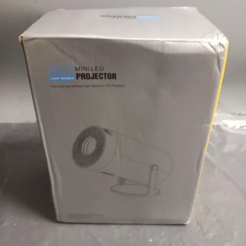BOXED LED LIGHT SOURCE MINI LED PROJECTOR