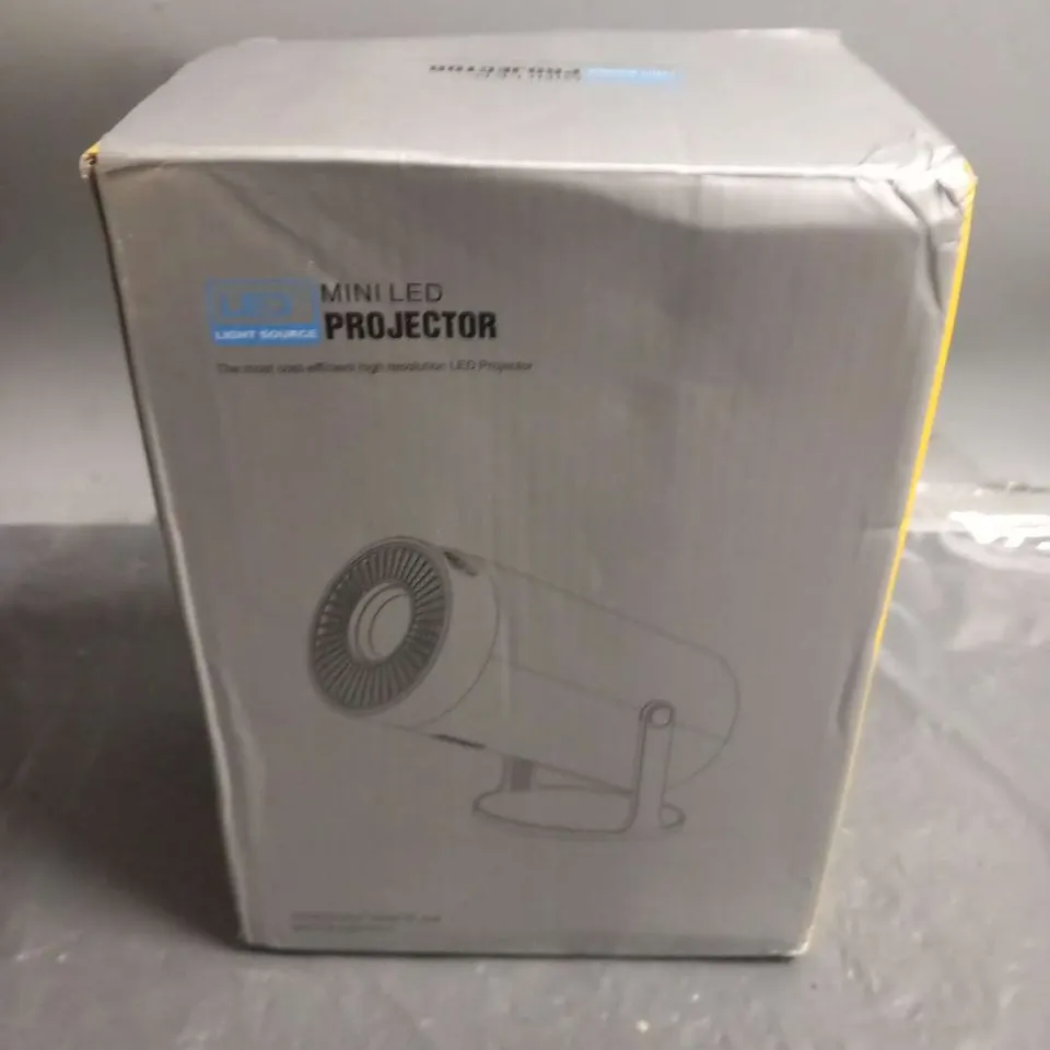 BOXED LED LIGHT SOURCE MINI LED PROJECTOR 