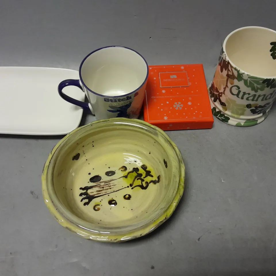 APPROXIMATELY 7 ASSORTED ITEMS TO INCLUDE - GRANDMA MUG , WHITE DISH , STITCH MUG ETC