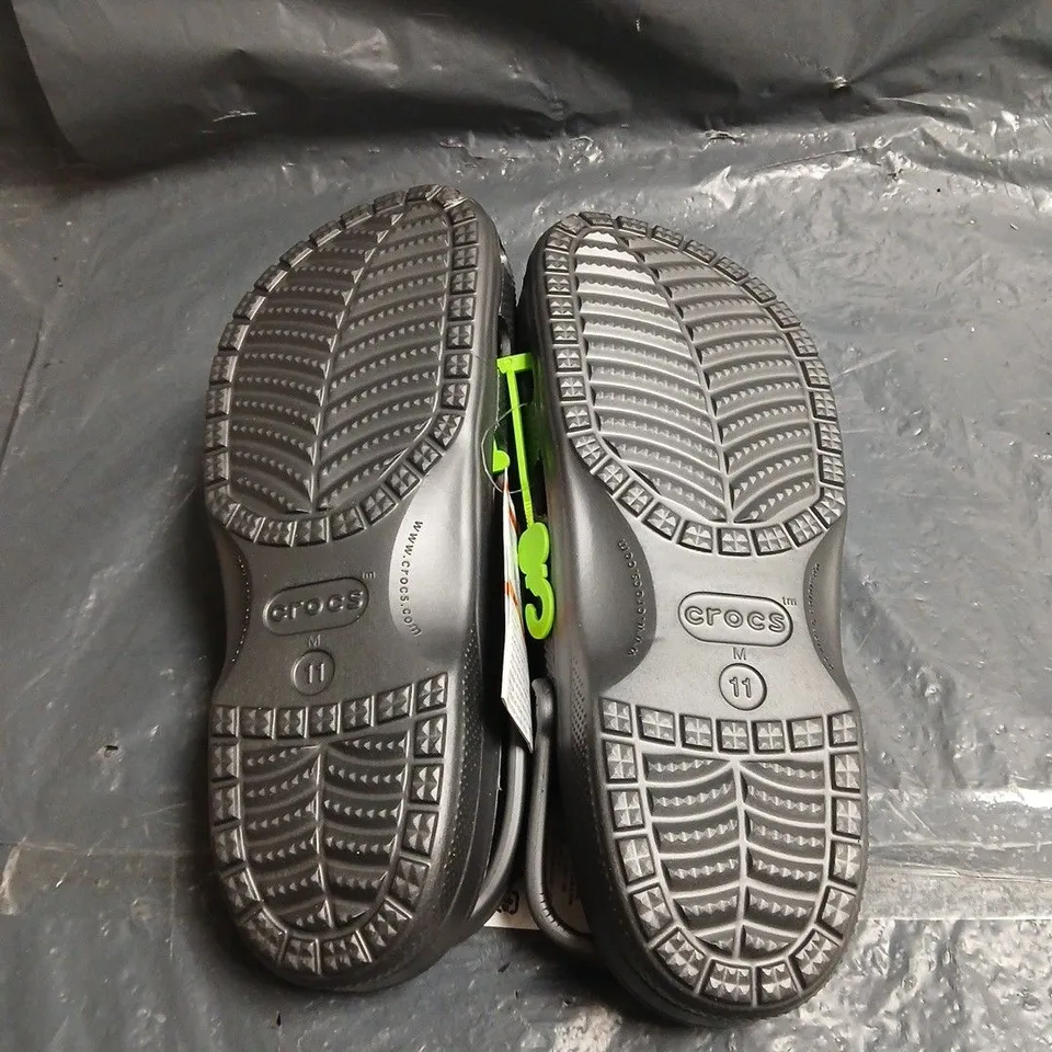 CROCS MEN'S CLASSIC CLOGS – SIZE M 11 UNBOXED