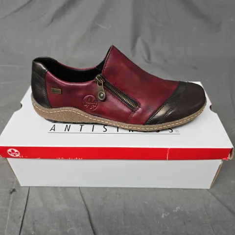 BOXED PAIR OF RIEKER RED COMBINATION ZIP SHOES - 6