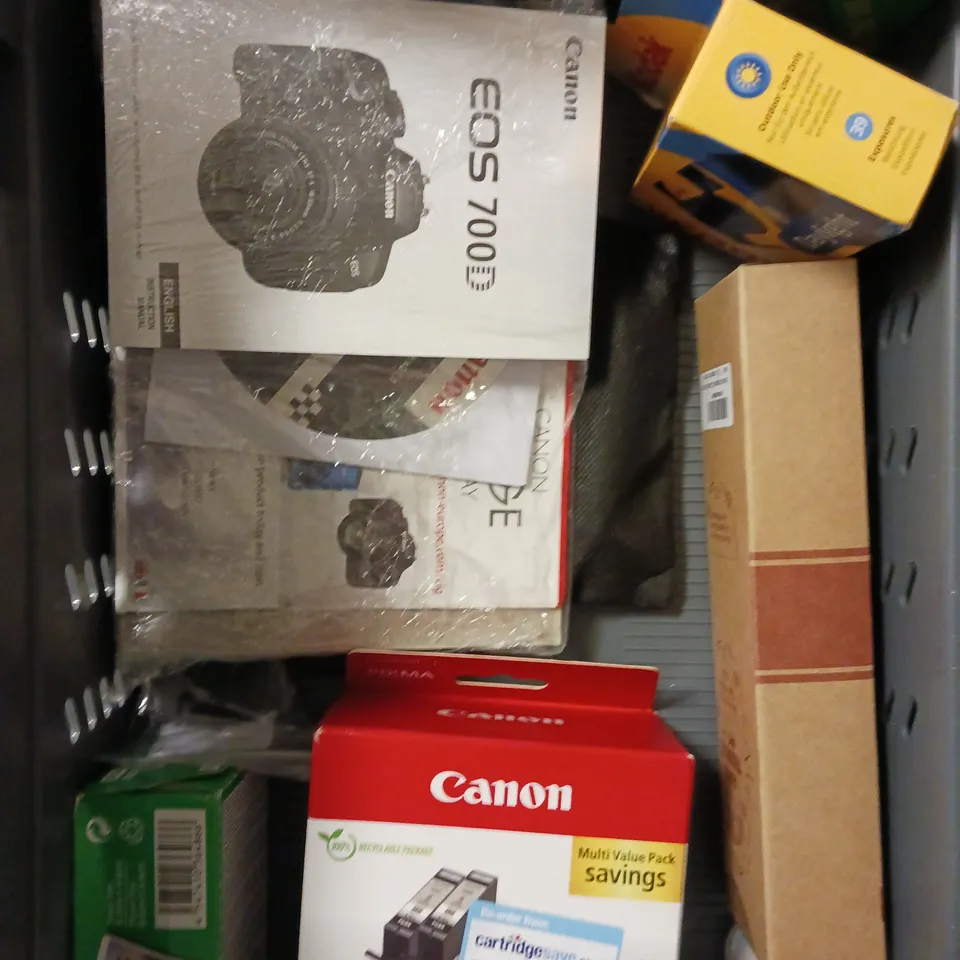 APPROXIMATELY 15 ASSORTED CAMERA PRODUCTS/ACCESSORIES TO INCLUDE FILM, DISPOSABLE CAMERA, LENS ETC 