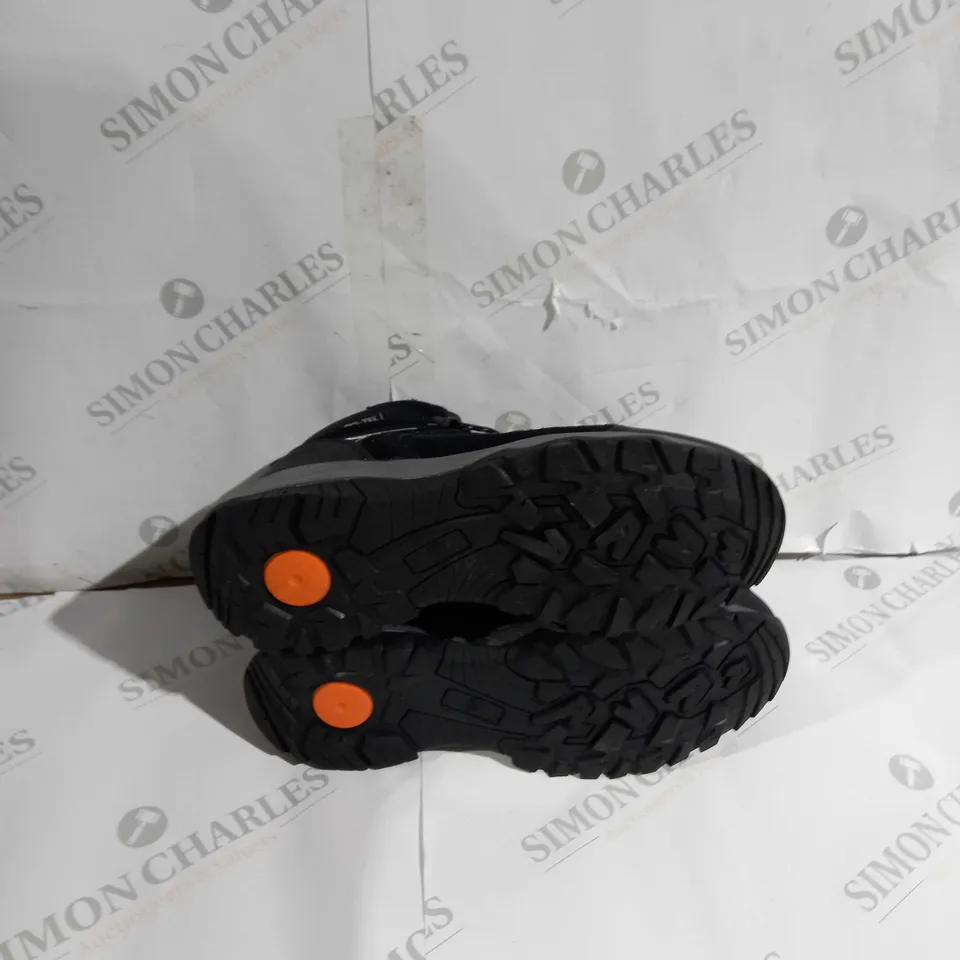 UNBOXED PAIR OF CRANE AVS-TEX HIKING BOOTS SIZE UK 8