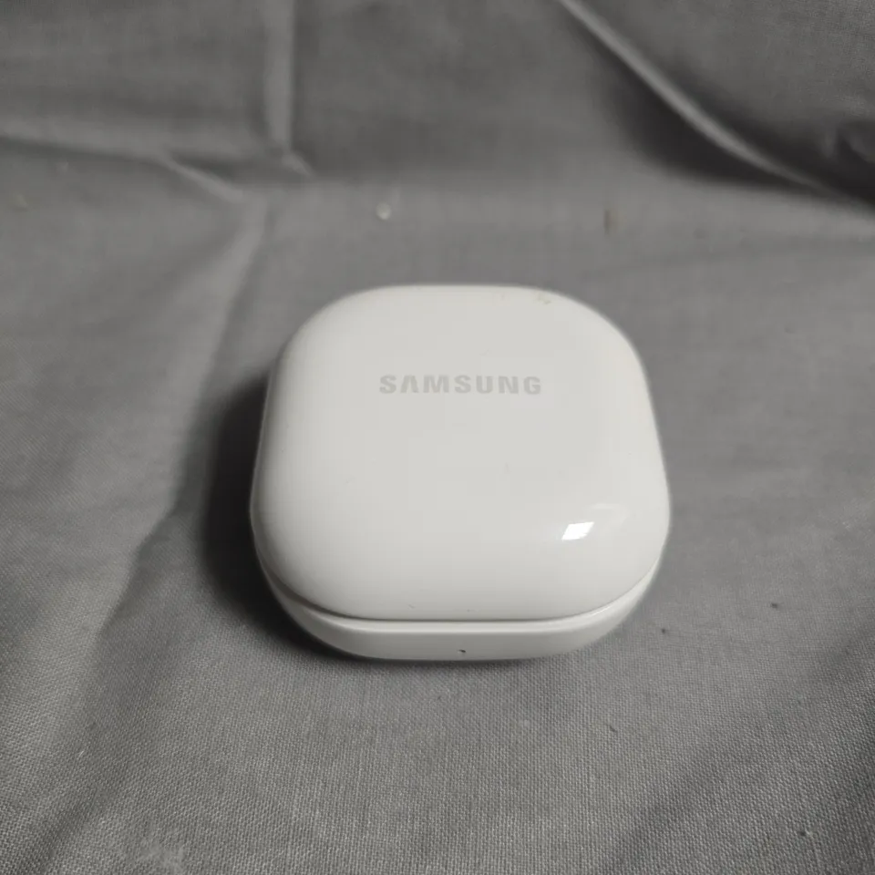 SAMSUNG WIRELESS EARBUDS IN CHARGING CASE (AKG-TUNED) MODEL UNSPECIFIED