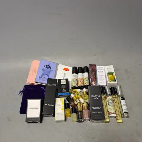 APPROXIMATELY 30 ASSORTED FRAGRANCE SAMPLES AND MINIATURES