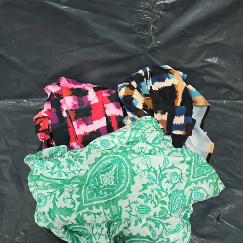 APPROXIMATELY 15 ASSORTED CLOTHING ITEMS IN VARIOUS STYLES, SIZES & COLOURS ETC