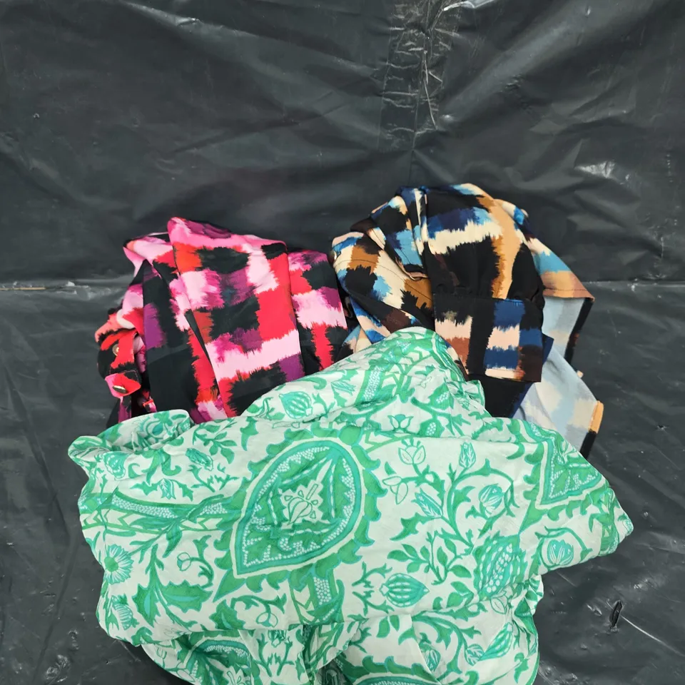 APPROXIMATELY 15 ASSORTED CLOTHING ITEMS IN VARIOUS STYLES, SIZES & COLOURS ETC