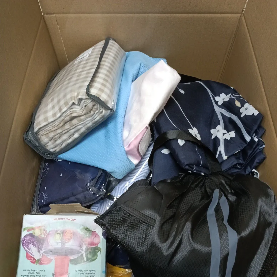 BOX OF APPROXIMATELY 15 ASSORTED HOUSEHOLD ITEMS