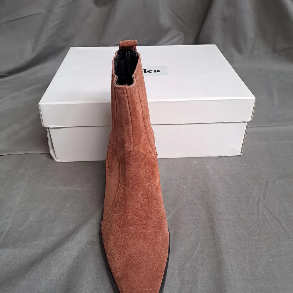 BOXED PAIR OF SOLEA FARES ANKLE BOOTS IN BROWN SUEDE SIZE 4