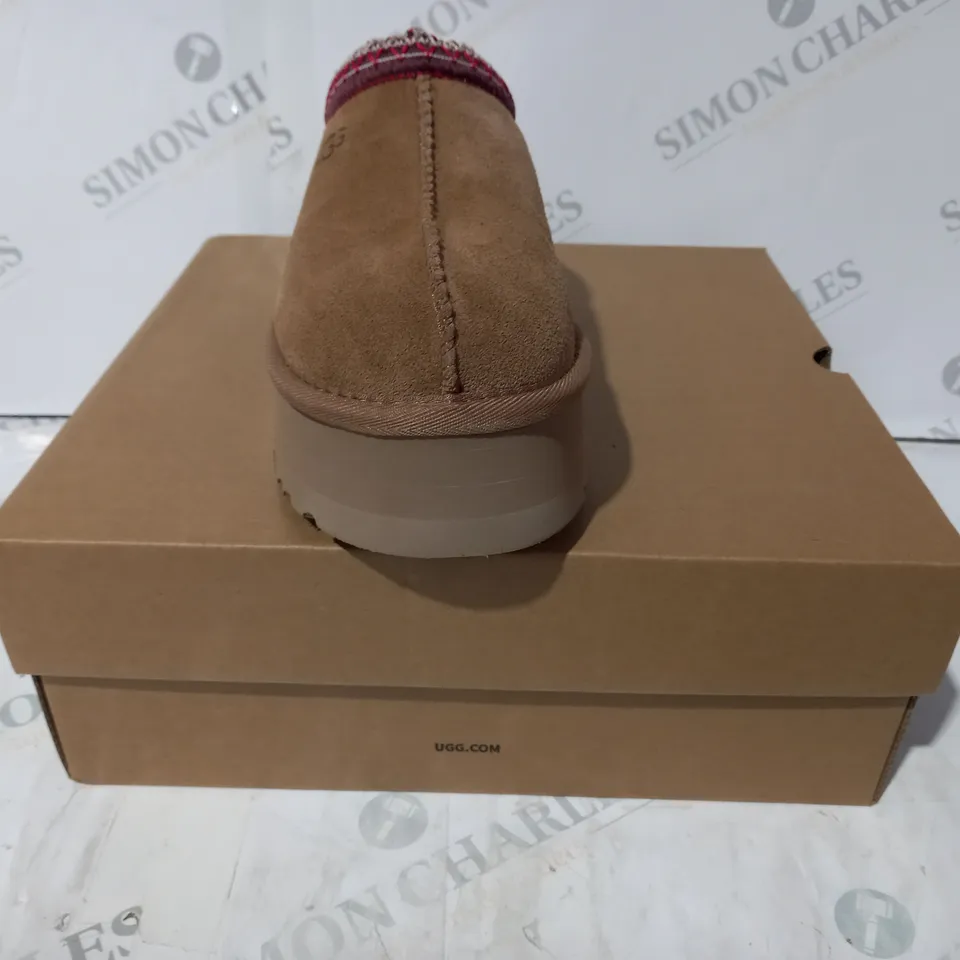 BOXED PAIR OF UGG WTAZZ SHOES IN TAN UK SIZE 4