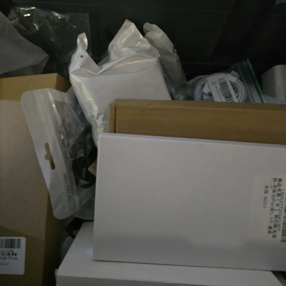 APPROXIMATELY 15 ASSORTED ITEMS TO INCLUDE - SAMSUNG PLUG , PHONE CASES , USB-C TO LIGHTING CABLE ETC