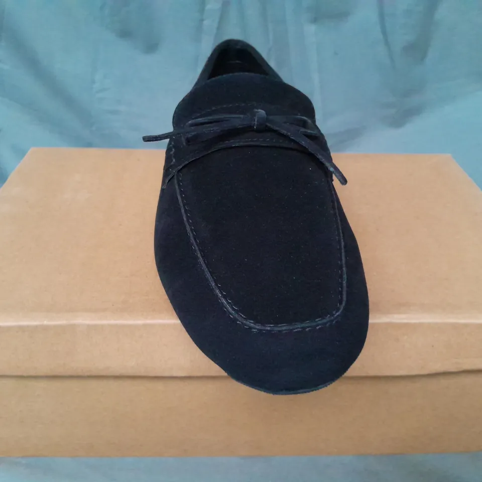 BOXED PAIR OF MAN FAUX SUEDE DRIVING SHOES IN BLACK SIZE 12