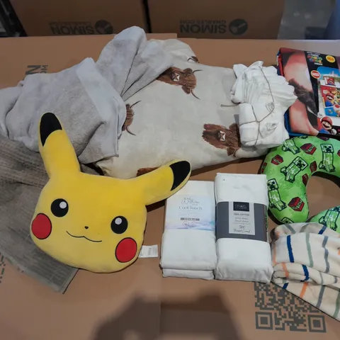 BOX OF APPROXIMATELY 10 ASSORTED BEDDING AND SOFT FURNISHING ITEMS TO INCLUDE - PLUSHY PIKACHU - DUVET SETS - FITTED SHEET ETC. 