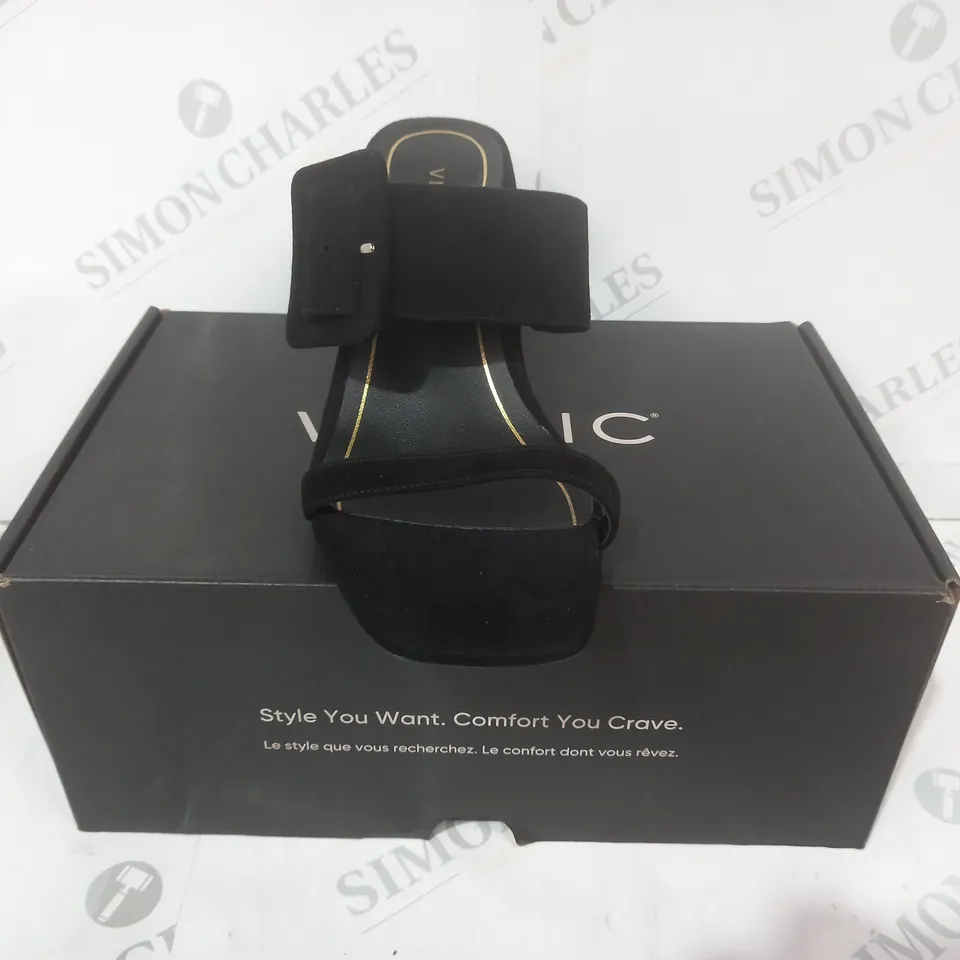 BOXED PAIR OF VIONIC OPEN TOE BLOCK HEEL SANDALS IN BLACK SIZE 6