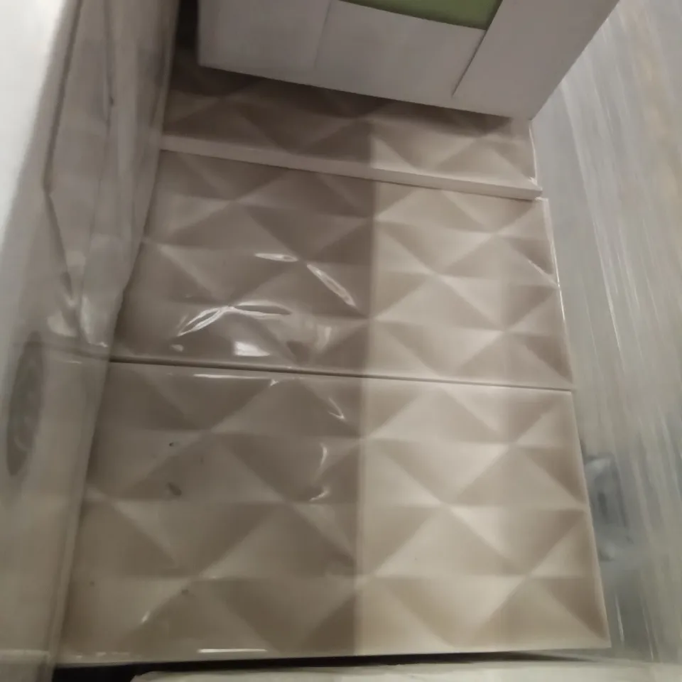 PALLET OF APPROXIMATELY 80 PACKS OF 44 BRAND NEW BRILLIANT VERTE POMME 15×15CM ASTUCE TILES & 34 BRAND NEW VINTAG TAUPE 30×10CM TILES