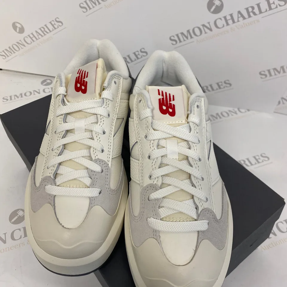 BOXED PAIR OF NEW BALANCE CREAM TRAINERS SIZE 5 