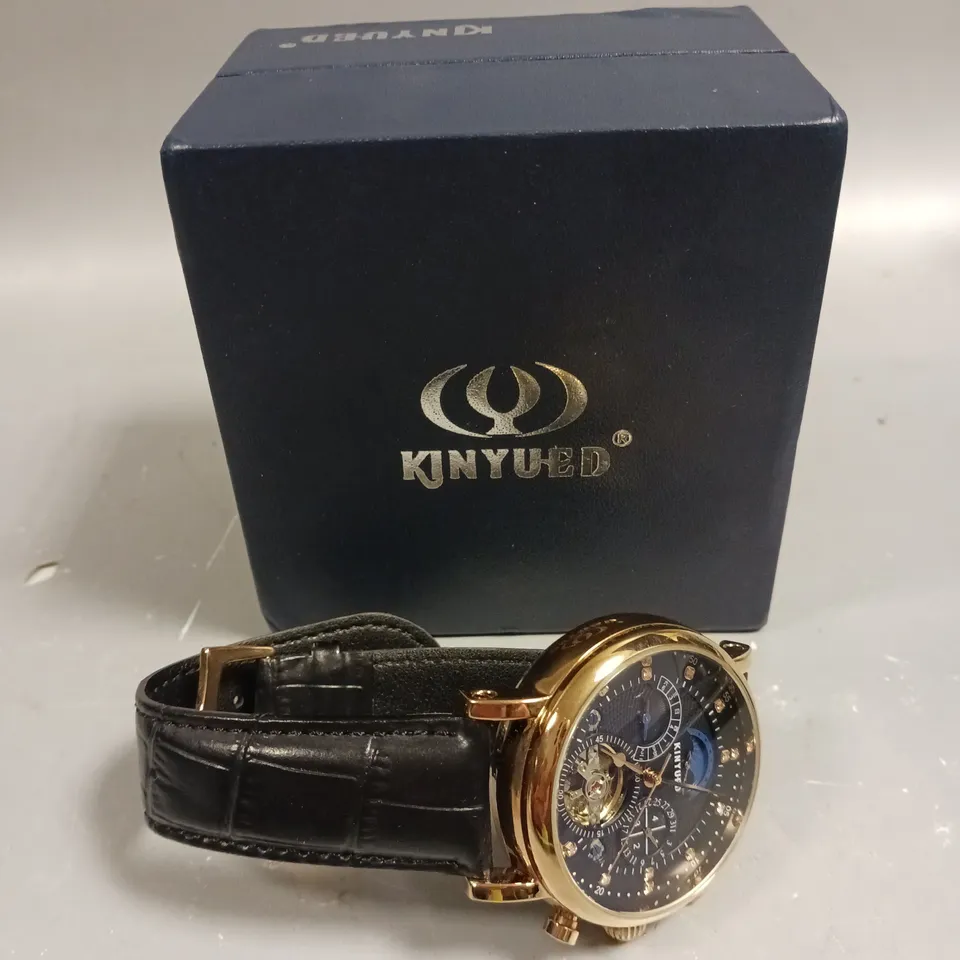 KINYUED EXHIBITION CASE SPORTS CHRONOGRAPH WATCH  