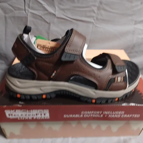 BOXED PAIR OF SKECHERS RELAXED FIT SANDALS WITH LUXE FOAM – (UK 9)