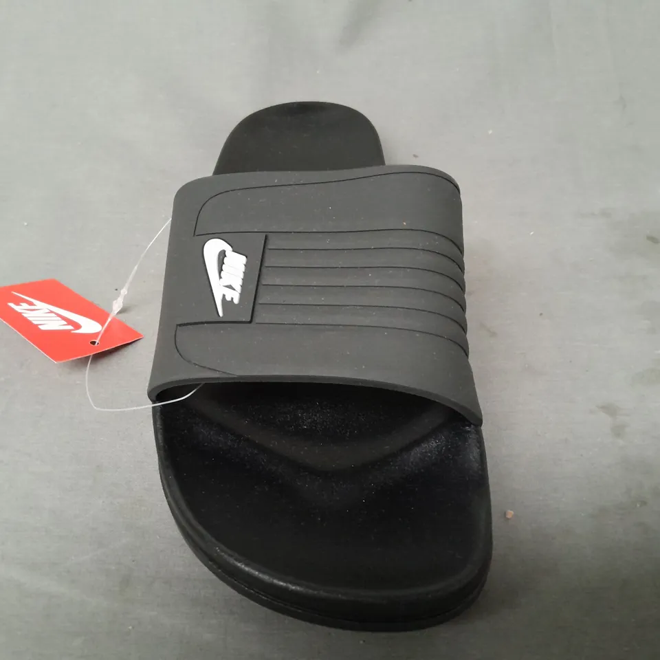 PAIR OF NIKE SLIDERS IN BLACK EU SIZE 444