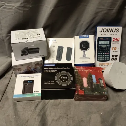 APPROXIMATELY 15 ASSORTED ELECTRICAL ITEMS TO INCLUDE HD VIDEO CAMERA, JOINUS CALCULATOR, SMART ELECTRONIC RODENT REPELLER, ETC