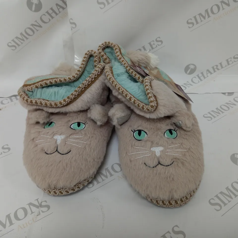 PAIR OF MUK LUKS CAT ANIMAL SLIPPERS - SIZE 6