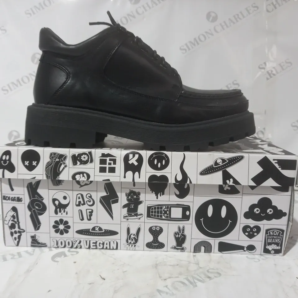 BRAND NEW BOXED PAIR OF KOI VEGAN LEATHER RORK WORKING BOOTS IN BLACK UK SIZE 8