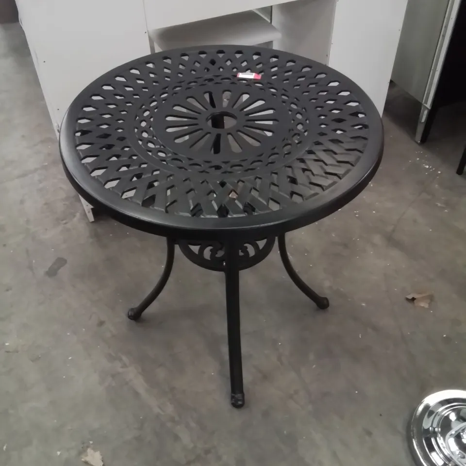 METAL GARDEN FURNITURE TABLE 