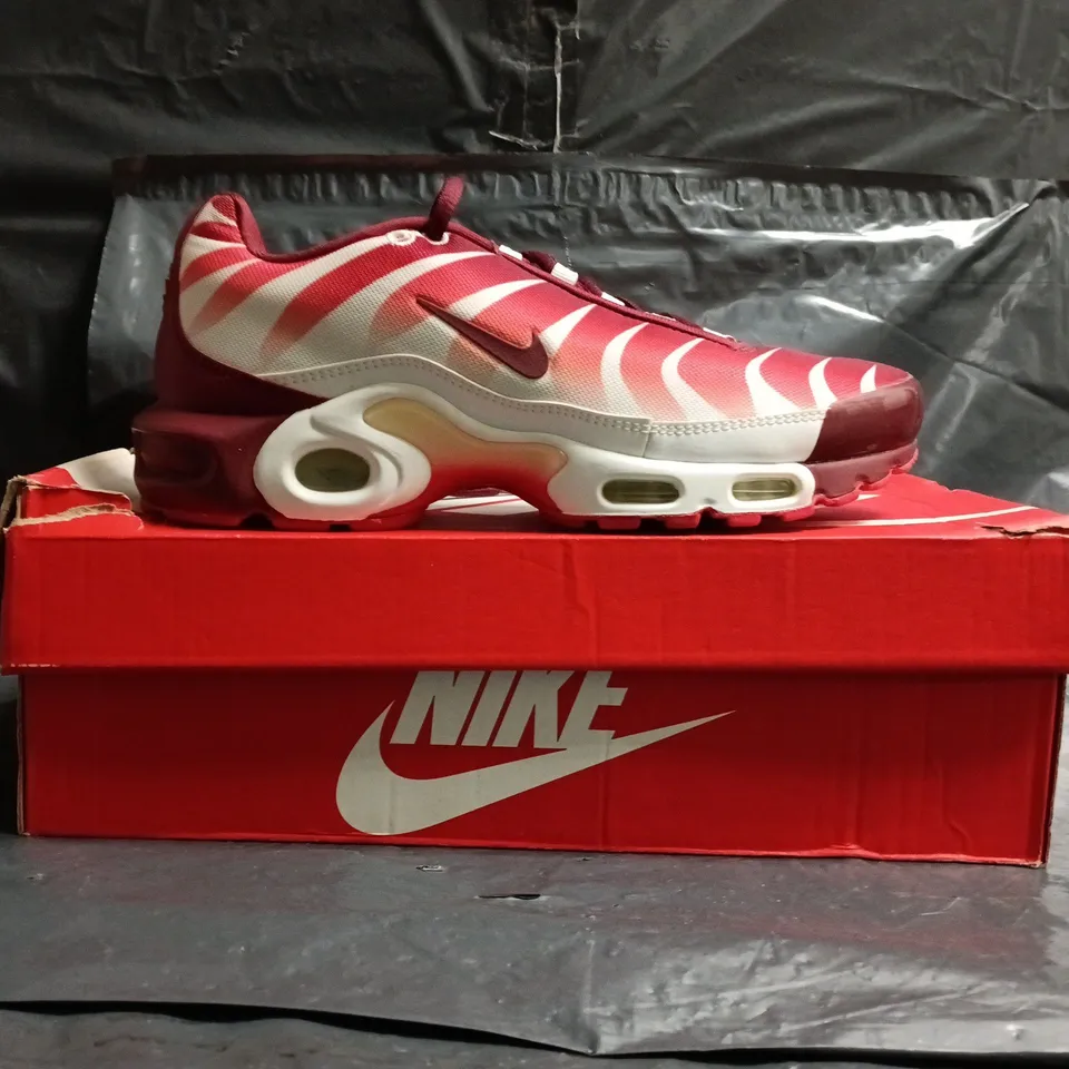 BOXED PAIR OF NIKE TN AIR TRAINERS IN RED/WHITE SIZE UK 6.5