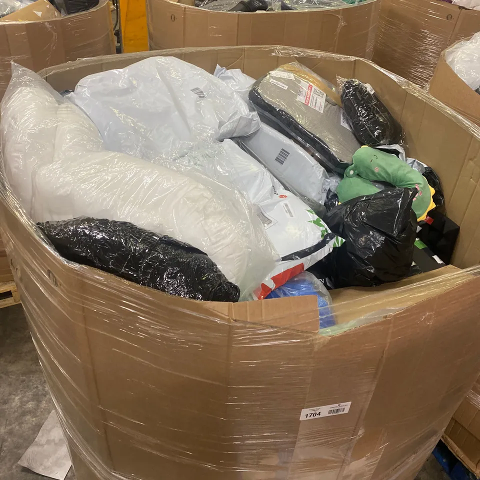 PALLET TO CONTAIN A LARGE ASSORTMENT OF PILLOWS AND CUSHIONS // BRANDS MAY VARY