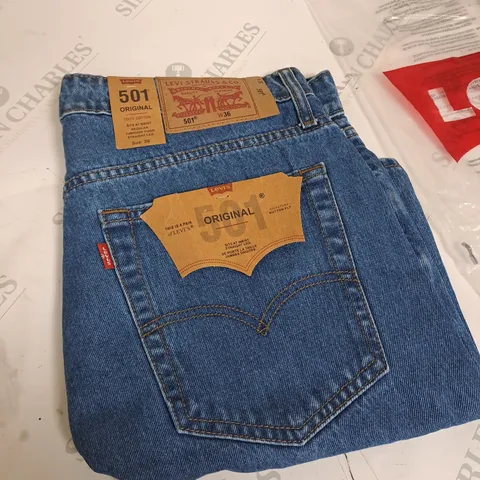 LEVIS DENIM JEAN SHORTS SIZE - 86
