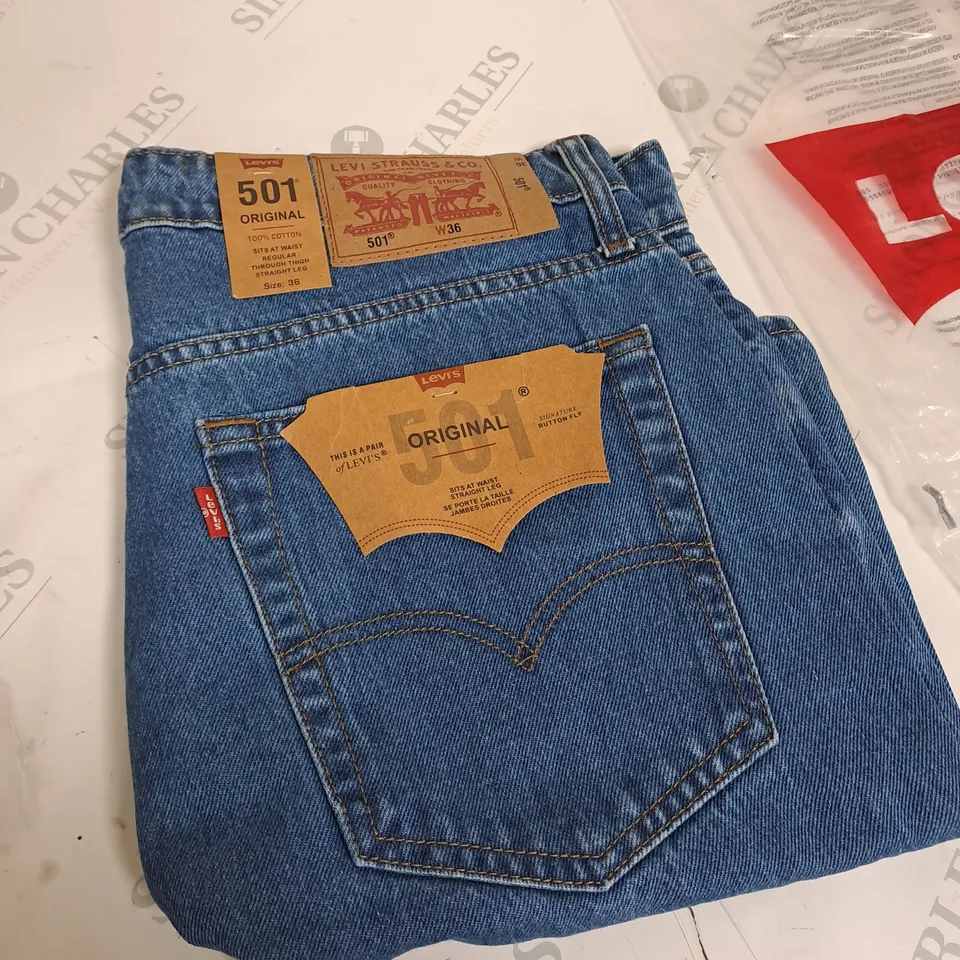 LEVIS DENIM JEAN SHORTS SIZE - 86