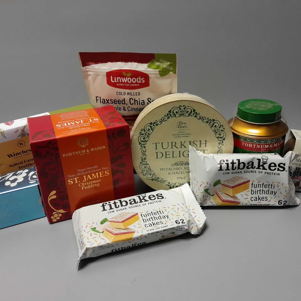 APPROXIMATELY 16 ASSORTED FOOD & DRINK ITEMS TO INCLUDE FORTNUM & MASON ST JAMES CHRISTMAS PUDDING, FITBAKES FUNFETII CAKES, BON BON'S TURKISH DELIGHT, ETC