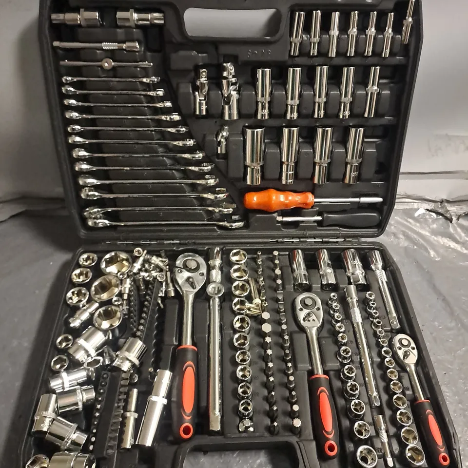 216-PIECE SOCKET AND SPANNER TOOL SET IN CARRY CASE