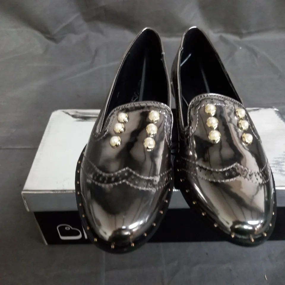 APPROXIMATELY 12 BOXED PAIR OF KELSI SLIVER FAUX PATENT LEATHER SHOES IN VARIOUS SIZES TO INCLUDE SIZE 5 