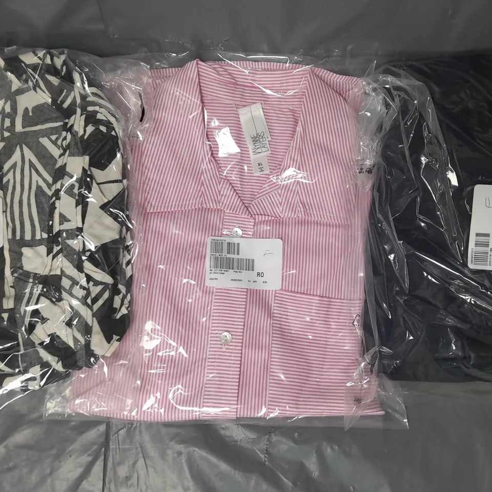 BOX OF APPROXIMATELY 10 ASSORTED CLOTHING AND FASHION ITEMS IN VARIOUS STYLES, SIZES, AND COLOURS - COLLECTION ONLY