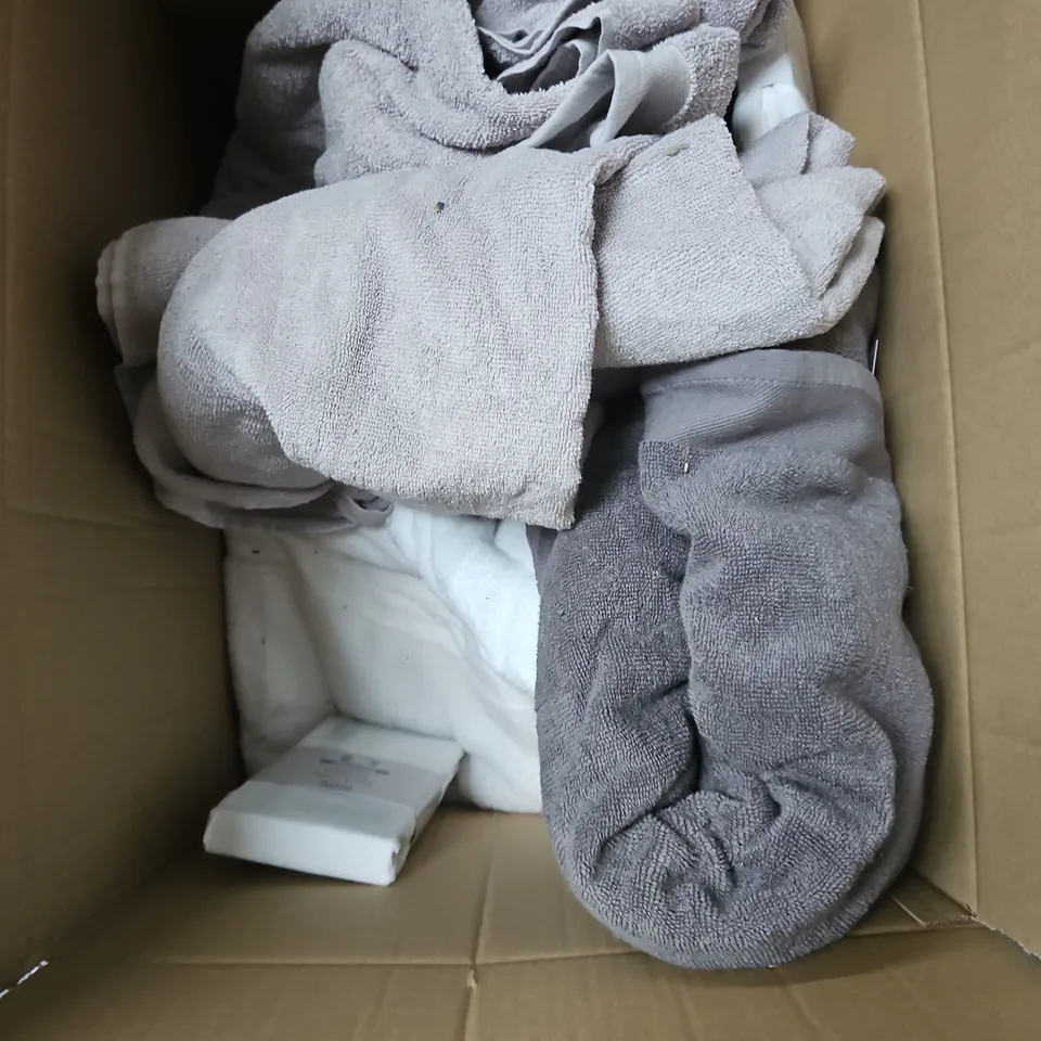 BOX OF APPROXIMATELY 10 ASSORTED BEDDING & SOFT FABRICS ITEMS TO INCLUDE - TOWELS - PILLOWCASES - DOUBLE SHEET - ETC