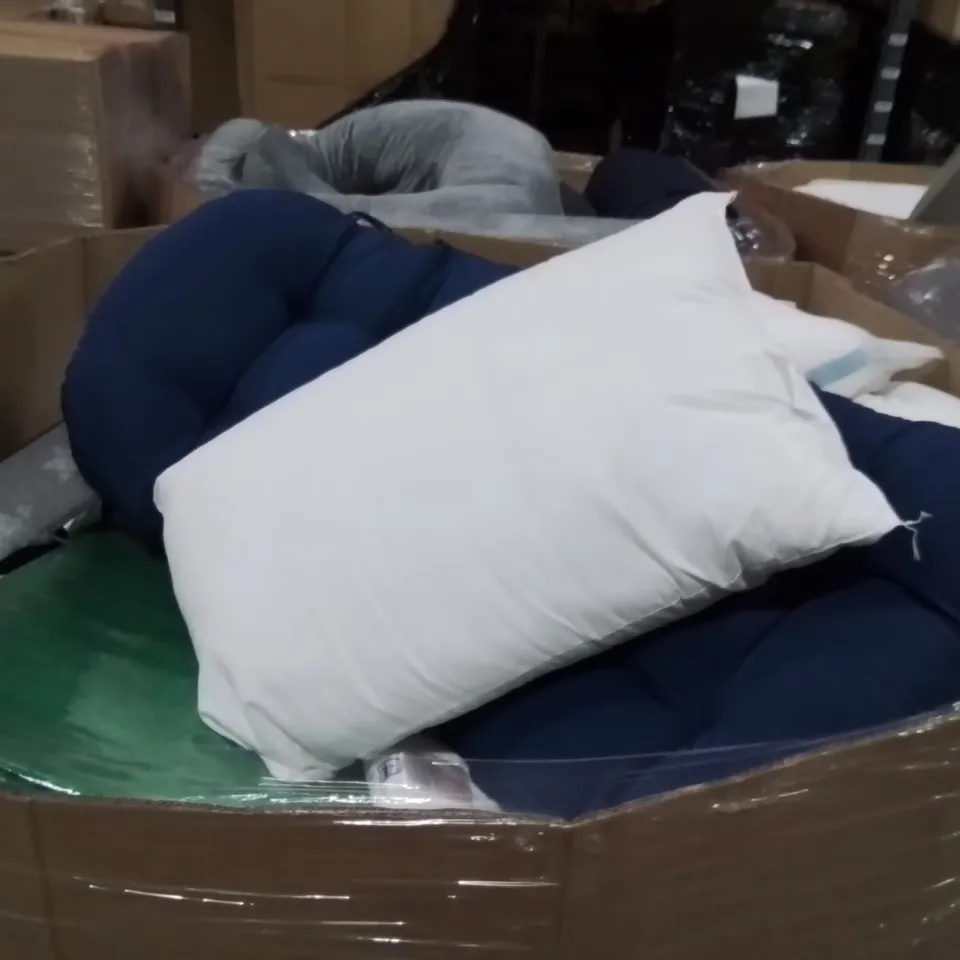 PALLET CONTAINING LARGE QUANTITY OF PILLOWS