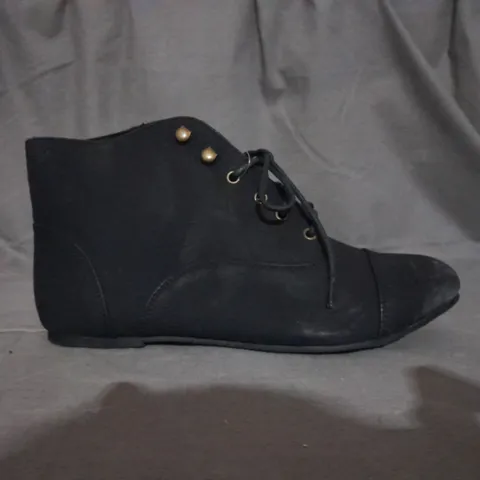 APPROXIMATELY 10 PAIRS OF LACE UP FLAT ANKLE SHOES TO INCLUDE SIZE 8 