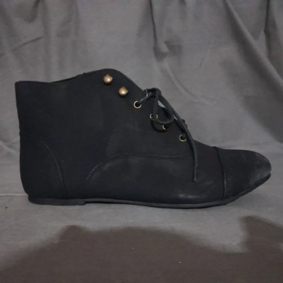 APPROXIMATELY 10 PAIRS OF LACE UP FLAT ANKLE SHOES TO INCLUDE SIZE 8 