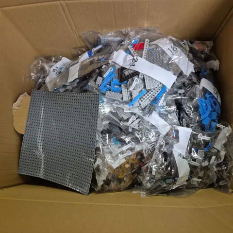 BOX OF LARGE AMOUNT OF ASSORTED LEGO PEICES 