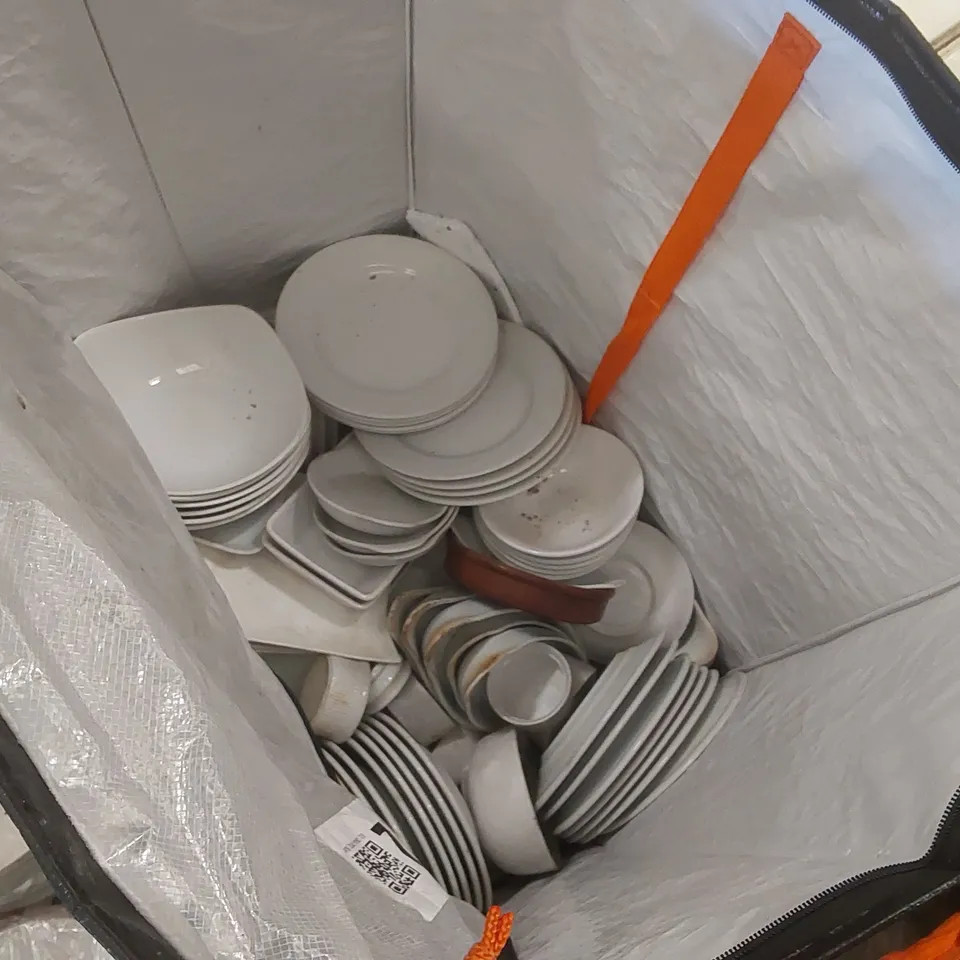 PALLET CONTAINING A LARGE QUANTITY OF ASSORTED DINNERWARE INCLUDING PLATES, BOWLS ECT