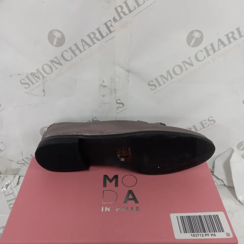 BOXED PAIR OF MODA IN PELLE FRIANI LOATHER SIZE 6 